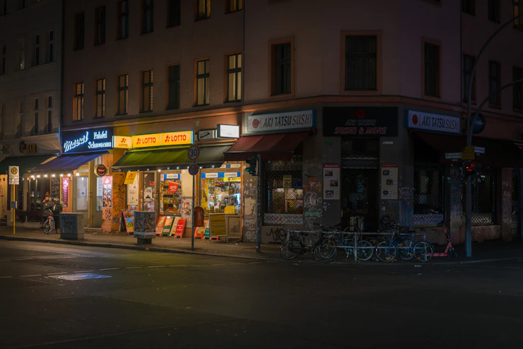 Vandalismus in der Johannisstraße: Sonnenschirme an Imbiss mutwillig zerstört