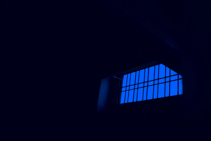 Einbruchsspuren in Jena-West: Unbekannte beschädigen Schulfenster