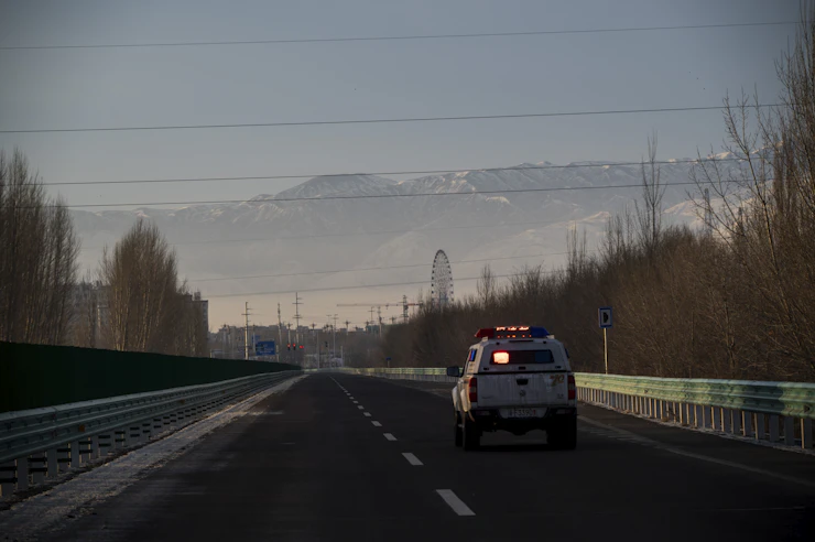Zeugen nach schwerem Überschlag gesucht: Touran fährt über Kreisverkehr bei Magdala