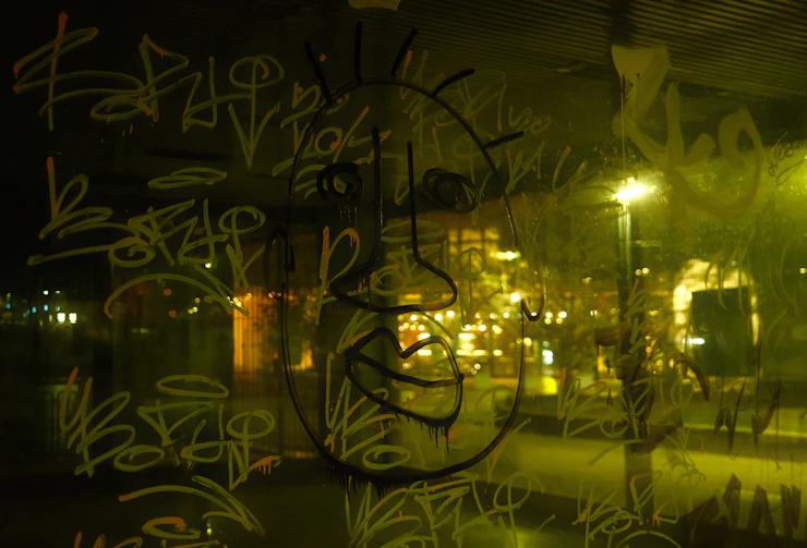 Unbekannte randalieren in Jena-Zwätzen: Werbetafeln mutwillig zerstört