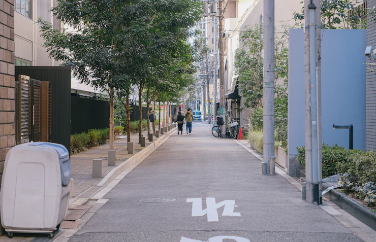 Gefährliche Szene in der Fußgängerzone: Polizei sucht gezielt nach Postboten und Elternpaar