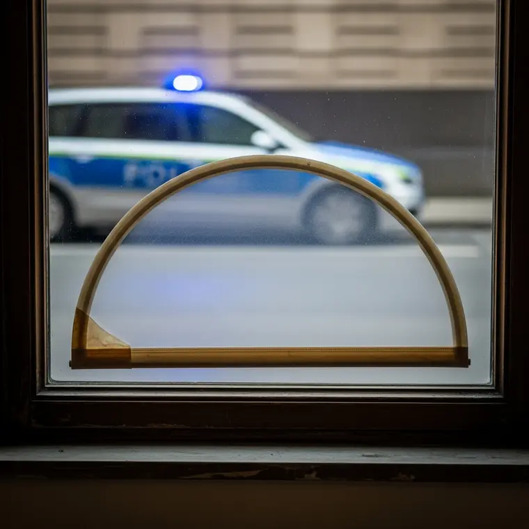 Symbolbild: Politisch motivierte Sachbeschädigung: Regenbogenfahne in Jena angezündet