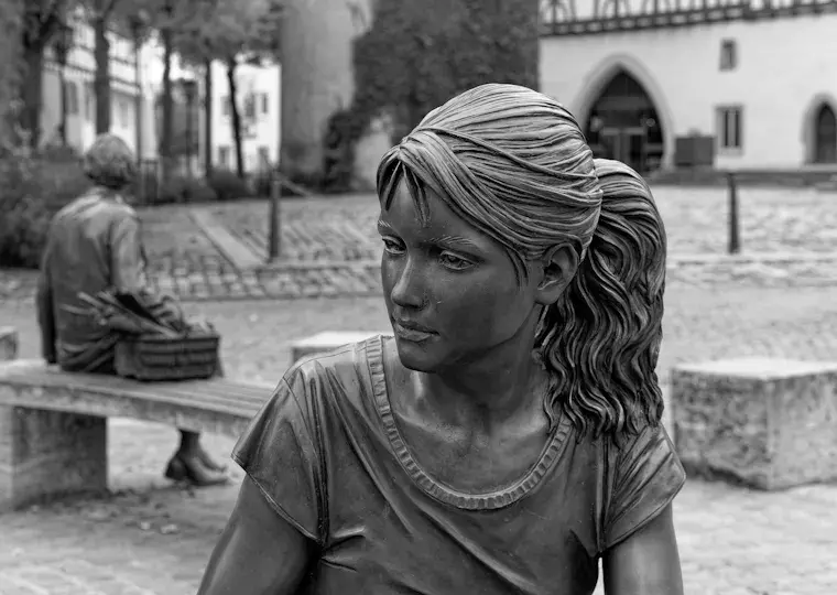 Symbolbild: 20 Jahre "fröhliches Trinken": Jenas buntestes Denkmal am Johannisplatz feiert Jubiläum