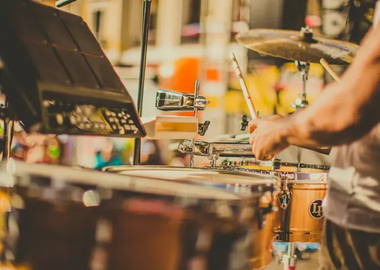 Symbolbild: Überraschungsauftritt: Philharmonie-Musiker trommeln in Jenaer Fußgängerzone