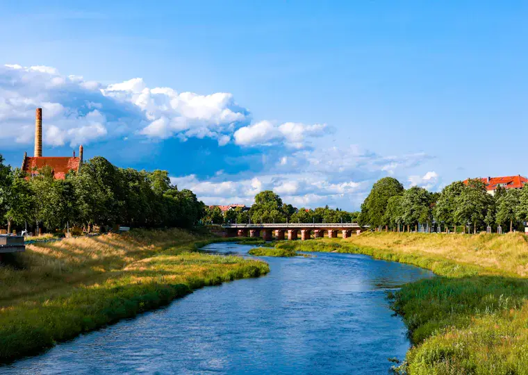 Symbolbild: Rekordbeteiligung beim 19. SaalePutz: Über 500 Helfer befreien Flussaue von Müll