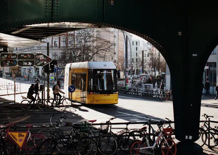Symbolbild: 65-jährige Radfahrerin bei Sturz am Engelplatz verletzt