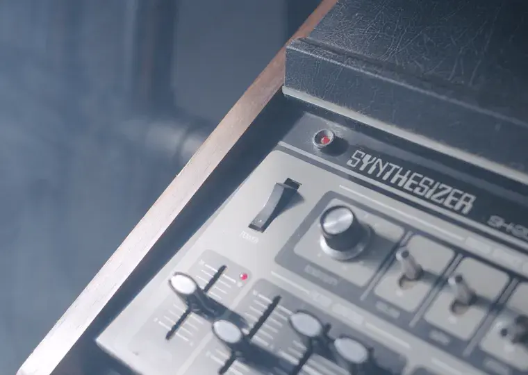 Symbolbild: Kulturarena 2026: Elektronik-Künstler LudoWic bringt historisches Trautonium ins Trafo