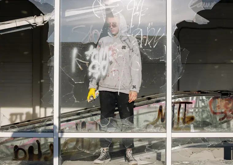 Symbolbild: Silbernes Graffiti an Parteibüro in Kahla gesprüht