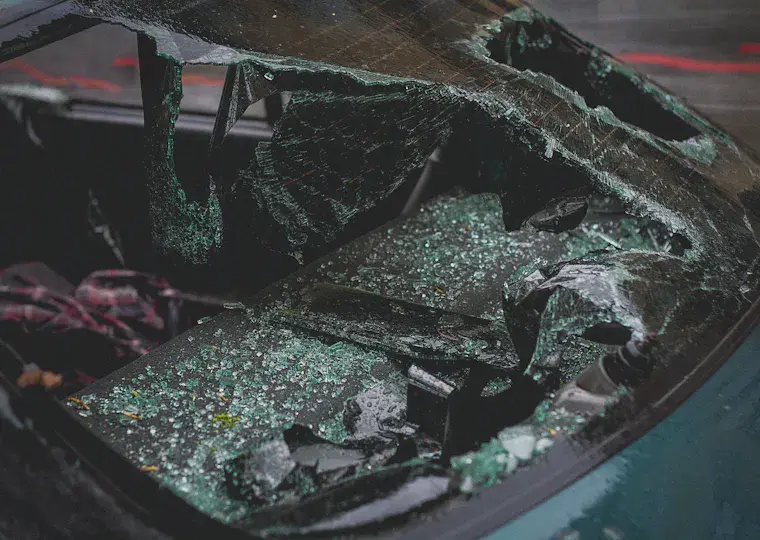 Symbolbild: Taxi prallt am Teichgraben gegen Baum: Großer Sachschaden bei Fahrrädern