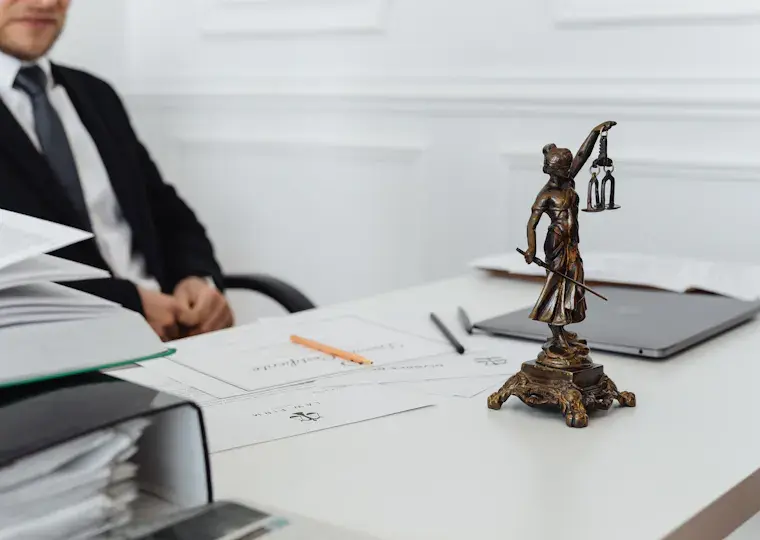 Symbolbild: Urteile im „Knockout 51“-Prozess: OLG Jena verhängt Haft- und Bewährungsstrafen