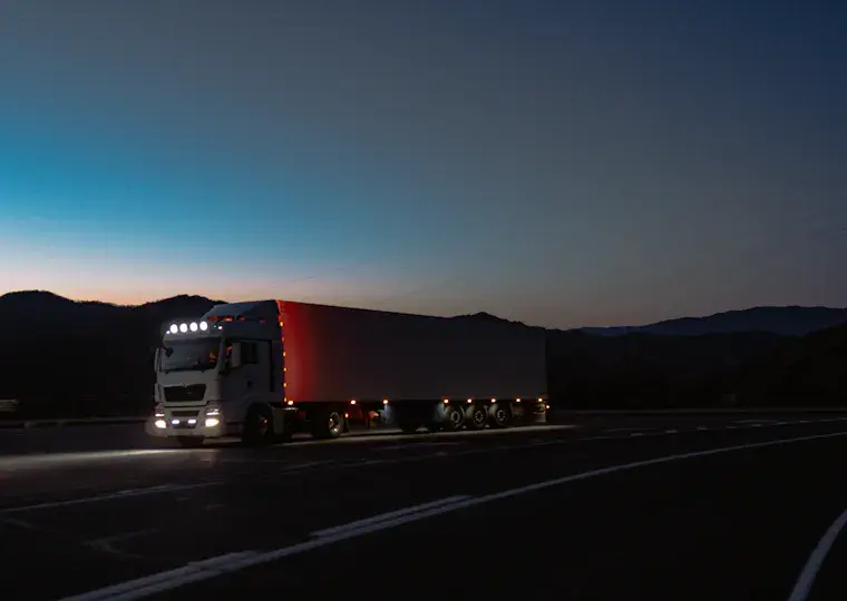 Symbolbild: Überfall auf der A4: Planenschlitzer attackieren Lkw-Fahrer