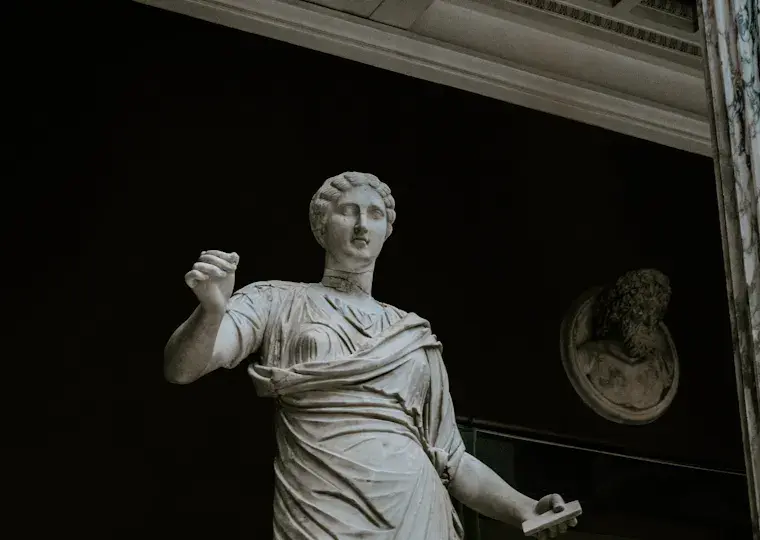 Symbolbild: Antike Kunst im Zauber des Lichts: Neue Ausstellung „Lichtwechsel“ an der Universität Jena