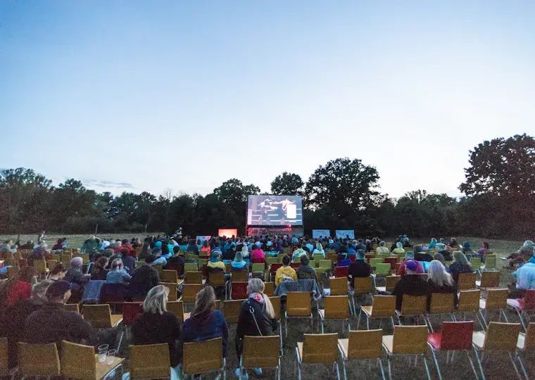Symbolbild: Kulturarena 2026: "Jurassic Park" kehrt auf die Kinoleinwand zurück