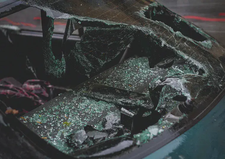 Symbolbild: Einbruch in Jena-Nord: Täter schlägt Autoscheiben ein und flüchtet