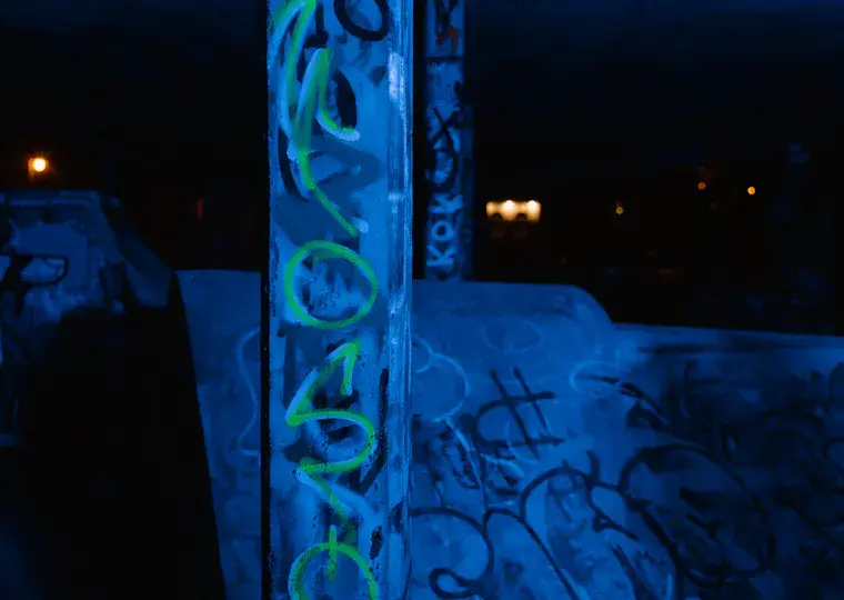 Symbolbild: Polizei ertappt Graffitisprüher in der Kahlaischen Straße auf frischer Tat