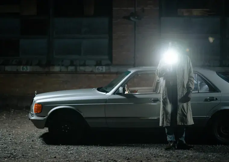 Symbolbild: Einbruch in Jenaer Kino: Täter hebelt Rolltor auf und trinkt Alkohol