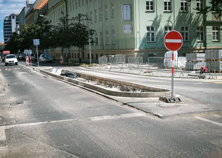 Symbolbild: Zwei Bauphasen: Vollsperrung der Auf- und Abfahrten am Gewerbegebiet Maua