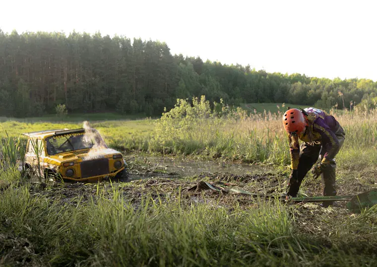 Symbolbild: Auto rutscht bei Wendemanöver in Lippersdorf komplett in Bachlauf