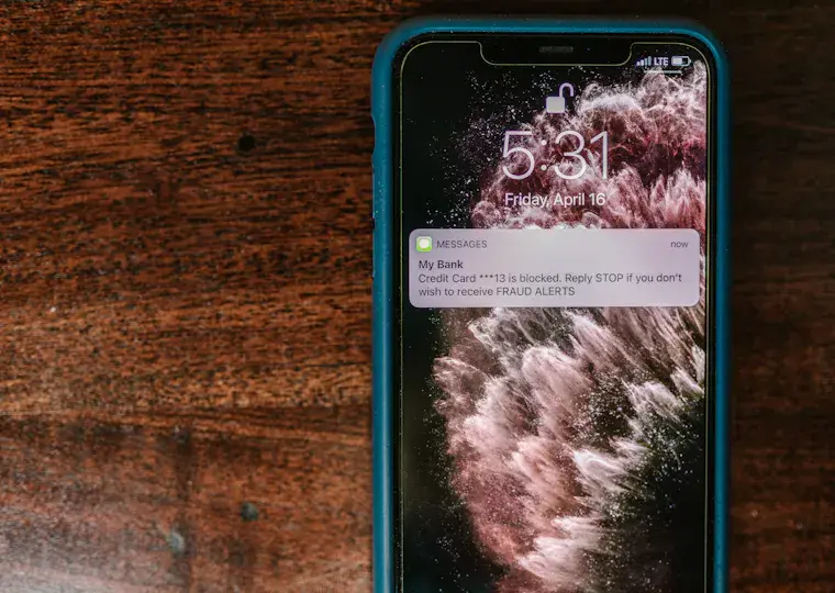 Symbolbild: Chef-Masche in Jena: Mitarbeiterin um 1.000 Euro in Gutscheinen betrogen