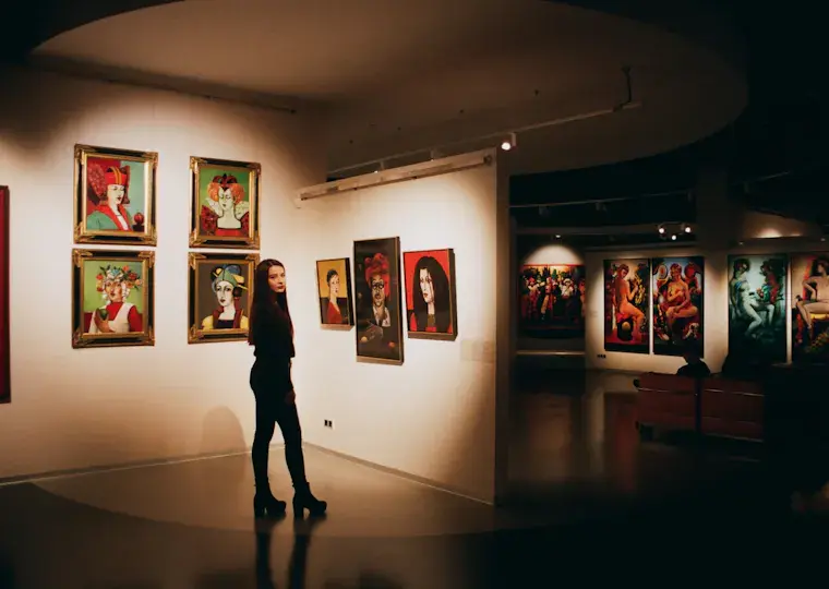 Symbolbild: Szenische Lesung in der Kunstsammlung: Humorvoller Blick auf Jonathan Meese