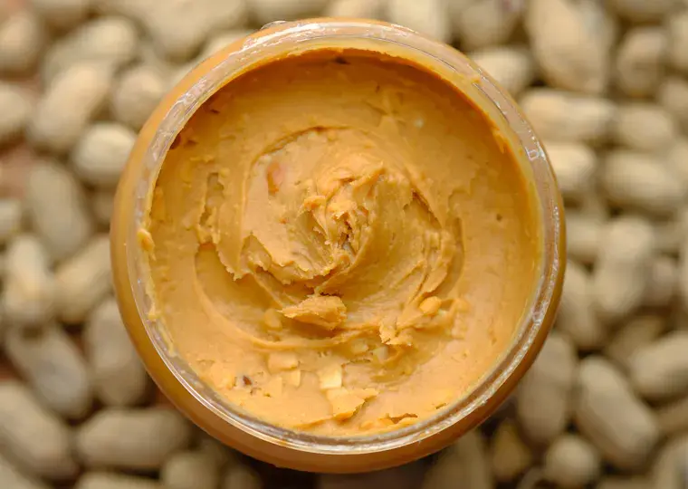 Symbolbild: Unbekannte schmieren Hakenkreuze aus Erdnussbutter