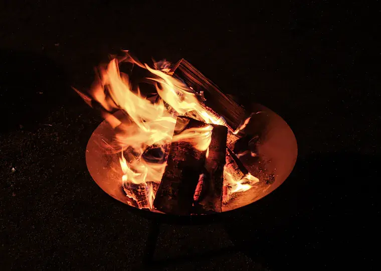 Symbolbild: Stichflamme in Schlöben: 14-Jährige nach Spiritus-Einsatz an Feuerschale schwer verletzt