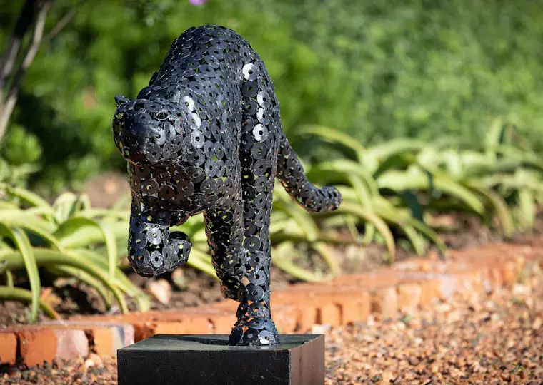 Symbolbild: Ausstellung „lucide“: Stahlskulpturen von Cornelia Weihe im Frommanschen SkulpturenGarten