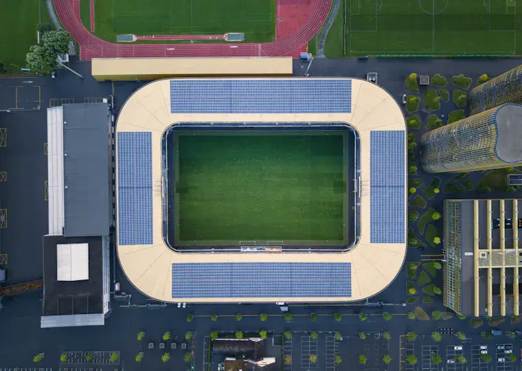 Symbolbild: Erneuerbare Energie: Fußballfeldgroße Photovoltaik-Anlage versorgt ad hoc arena