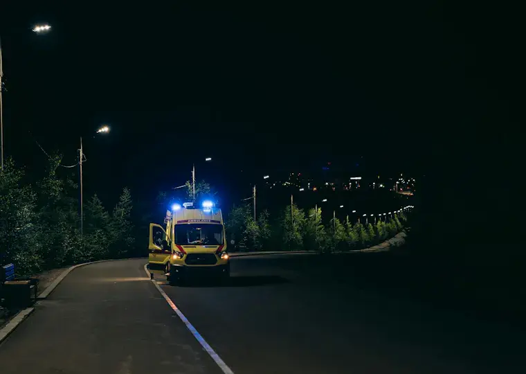 Symbolbild: Radunfall in Rausdorf: 57-Jährige stürzt nach Ausweichmanöver in Bach
