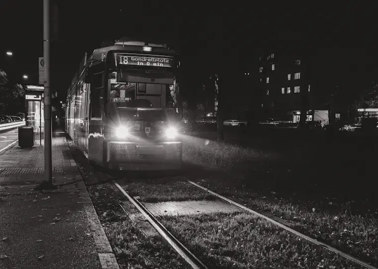 Symbolbild: Großbrand in Jena Ost: Straßenbahn-Oberleitung beschädigt, 30 Anwohner evakuiert