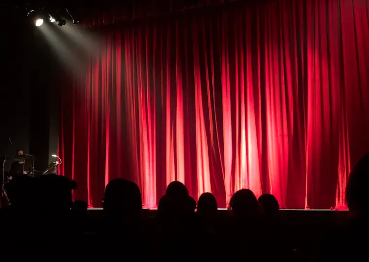 Symbolbild: "Lip-Sync-Oper" im Kassablanca: Theaterhaus Jena parodiert Puccinis "La Bohème"