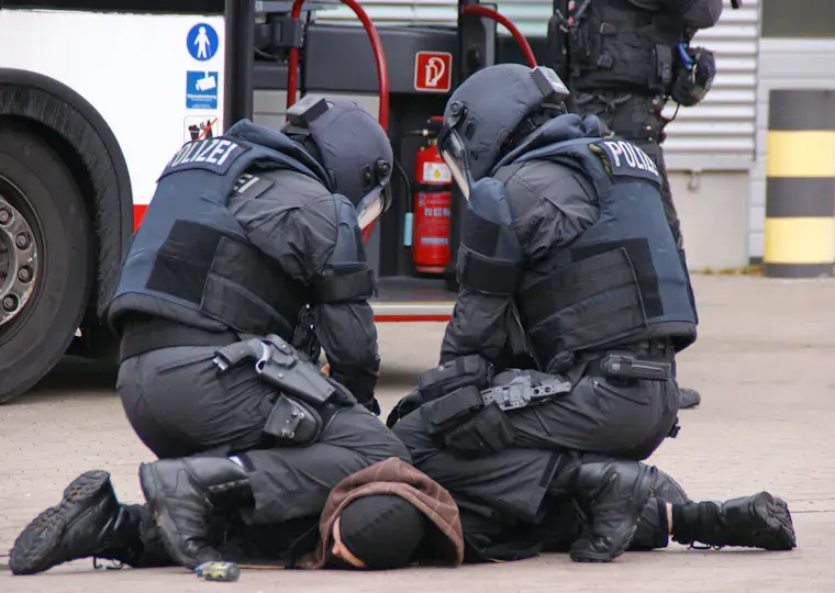 Symbolbild: Großrazzia in Thüringen: KPI Jena vollstreckt 47 Durchsuchungsbeschlüsse