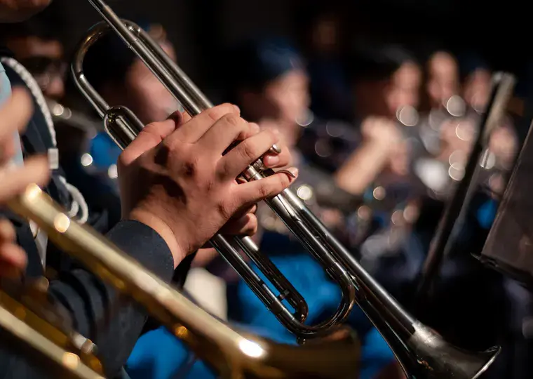 Symbolbild: Hofgeschichten treffen auf Blechklang: Erzählkunst und Brass-Band-Sound im Dialog