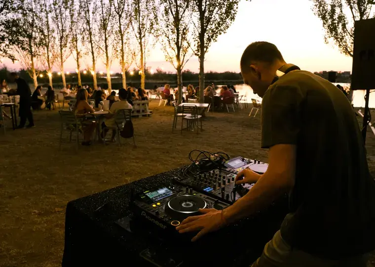 Symbolbild: Deep House am Südbad: Strandbar lädt zur Fête de la Musique