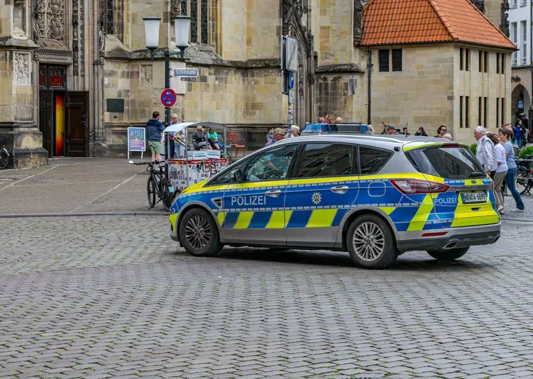 Symbolbild: Trickbetrug gescheitert: Aufmerksamer Bürger in Bürgel entlarvt falsche Polizistin