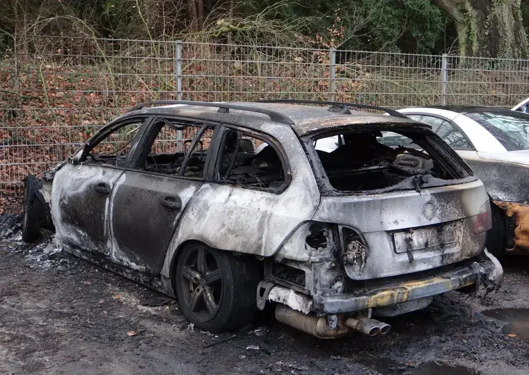 Symbolbild: Fahrzeugbrand bei Bad Klosterlausnitz: Pkw brennt nach technischem Defekt völlig aus