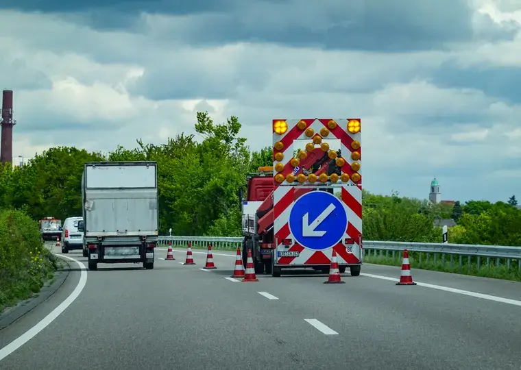 Symbolbild: Rohrbruch in Eisenberg: Vollsperrung der Lessingstraße sorgt für Verkehrschaos