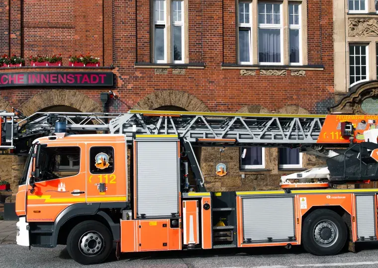 Symbolbild: Verkehrschaos führt zu Unfall: Sattelzug beschädigt Feuerwehrgerätehaus in Eisenberg
