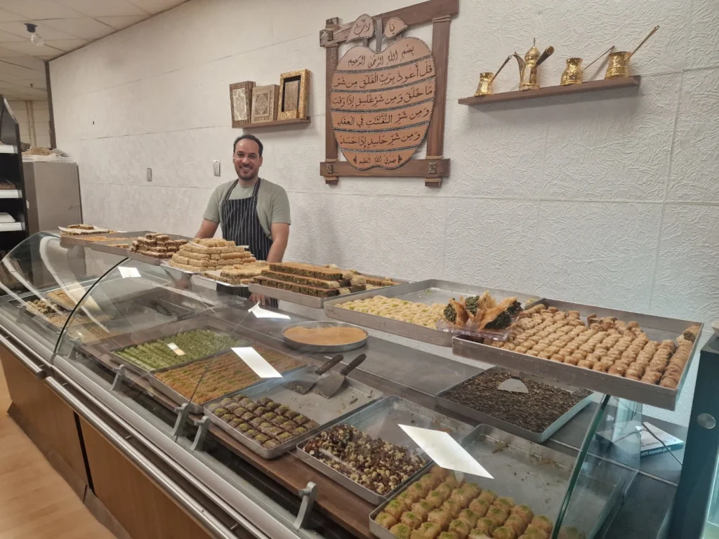 Frisches Handwerk vor Ort: Der neue orientalische Zuckerbäcker im oberen Erdgeschoss des Columbus Centers