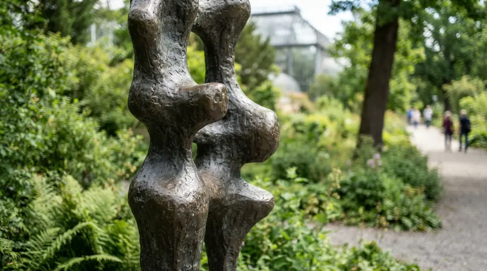 Symbolbild: Beate Debus: Skulpturenausstellung im Botanischen Garten