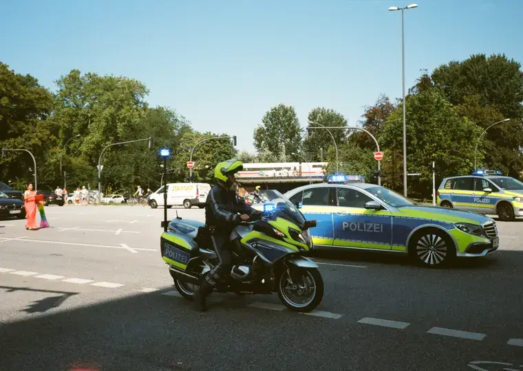 Symbolbild: Aggressiver Mann in Jena: Polizist in Schillerstraße verletzt