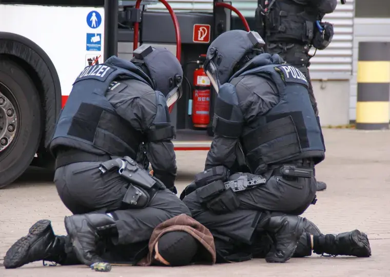 Symbolbild: Messerstecherei in Jena: Prozess vor Landgericht Gera